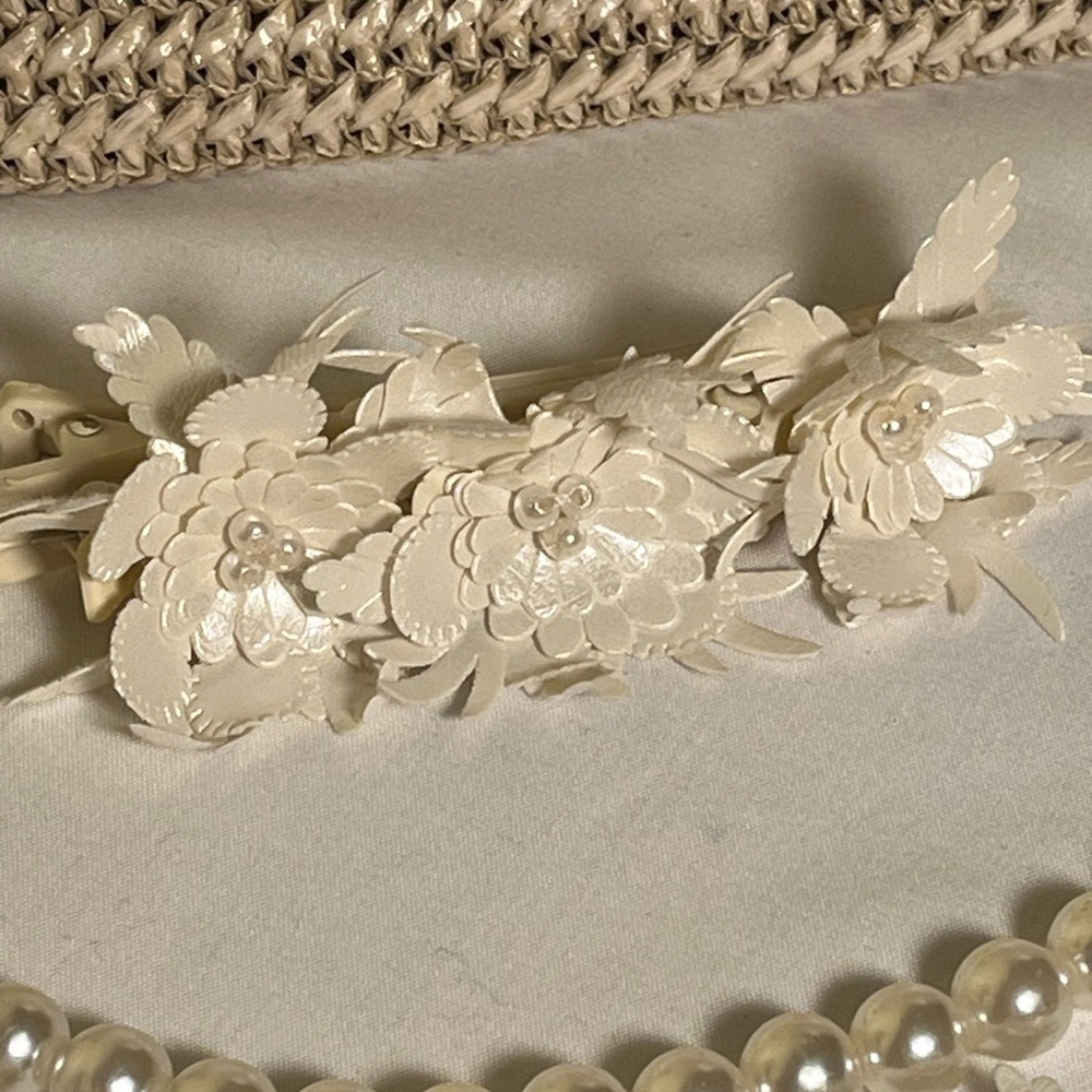 Handmade Elegant ivory boho bridal veil with accessories - Picture 10 of 15